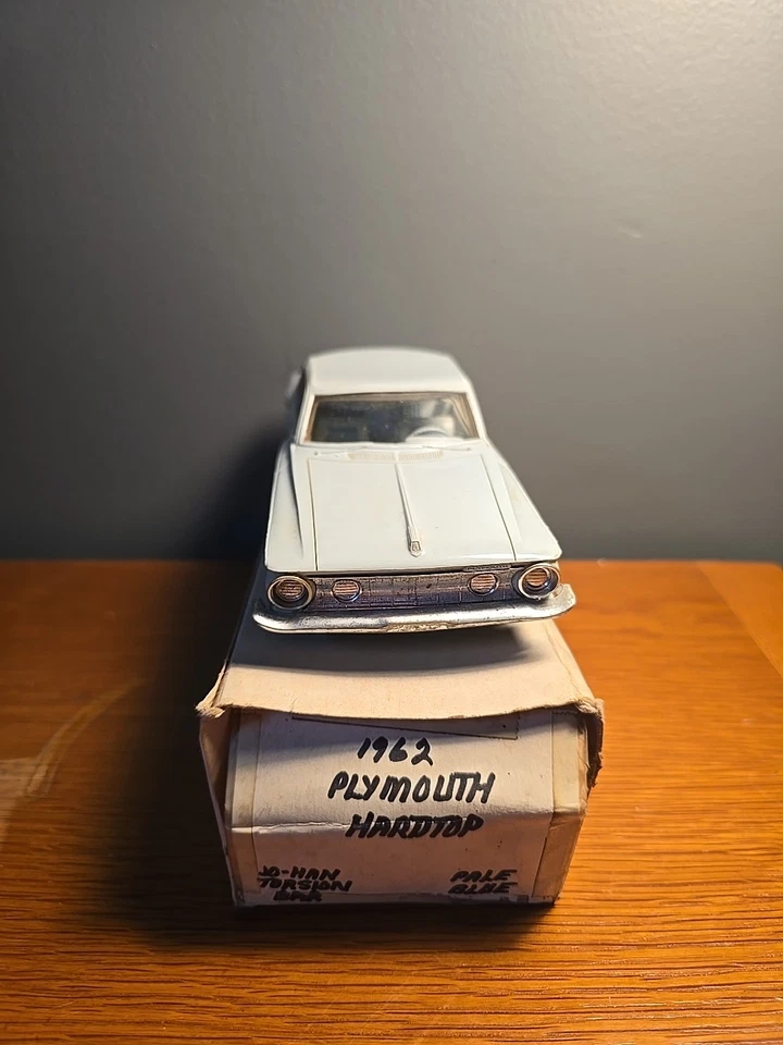 Johan Plymouth Fury 1962 cupé de 2 puertas azul bebé promoción coche modelo 1:25 en caja Foto 2 de 4