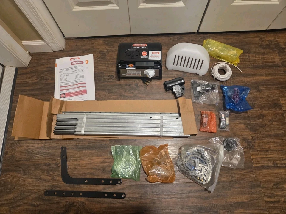 Genie 1/2 HP Durable Chain Drive Garage Door Opener w/ Remote & Button No. 1035 - Image 2 of 4