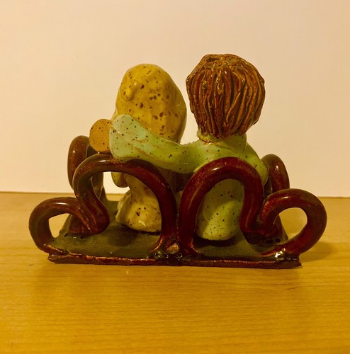 Signed Glazed Pottery Figurine Couple in Love Sitting on a Bench Abstract - Picture 5 of 11