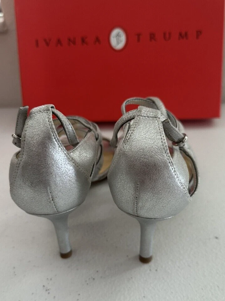 Zapatos Ivanka Trump Itelkie para mujer talla 8,5 M - gamuza plateada Foto 4 de 4
