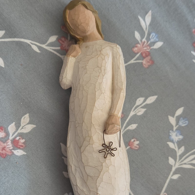 Willow Tree Angel Figurine Holding Flower Resin Susan Lordi 9.5in Matte