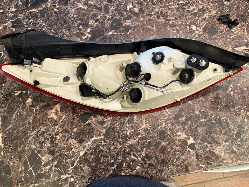 别克富豪乘客尾灯组件带灯泡(适用于 2011 - 2017 年) — 第 4/4 张图片