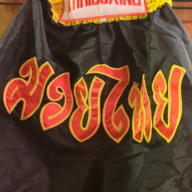 Muay Thai THAIBOXING Shorts XL Black Yellow Red