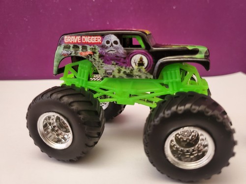 Hot Wheels Monster Jam Grave Digger 1:64 Loose with Stunt Man figure - Picture 2 of 5