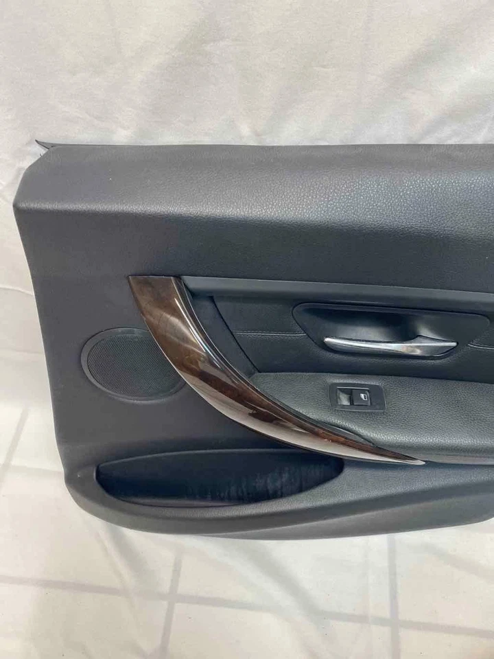 2012 2018 BMW 328 PAINEL DE ACABAMENTO DA PORTA LATERAL DO PASSAGEIRO TRASEIRO PRETO ASSY FABRICANTE DE EQUIPAMENTO ORIGINAL 51427281102 - Imagem 2 de 4