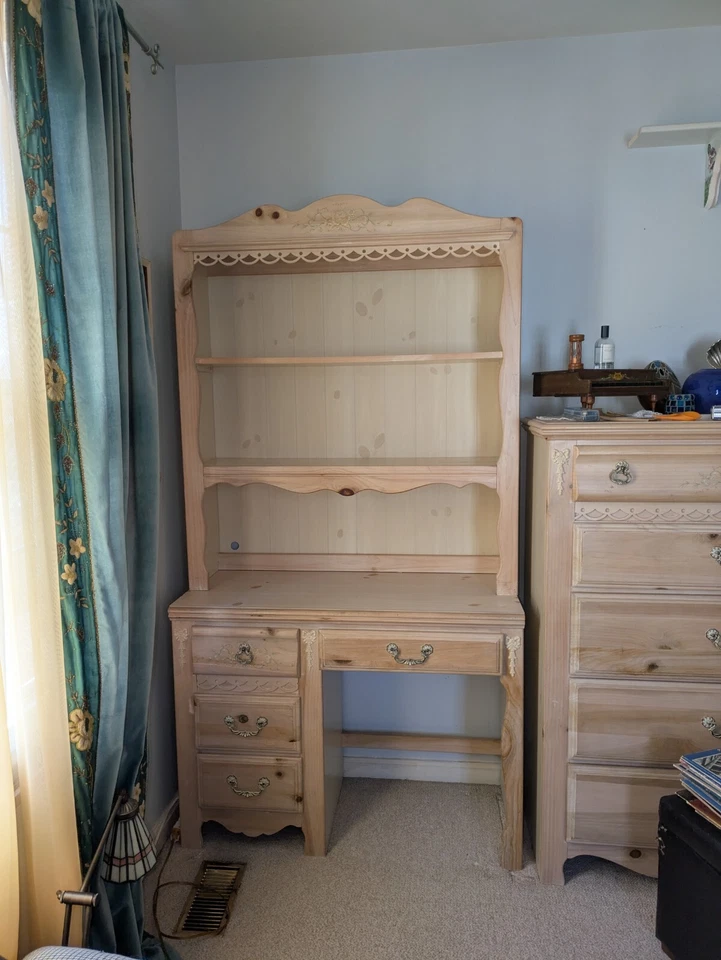 Escritorio de 4 cajones Whitewashed Knotty Pine Cottage de 1990 con estantería recogida local  Foto 3 de 4