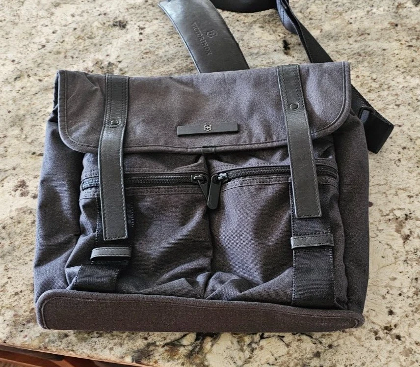 Victorinox Travel Essentials Sling Bag frost grey 653385 Victorinox Travel Essentials Sling Bag frost grey 653385