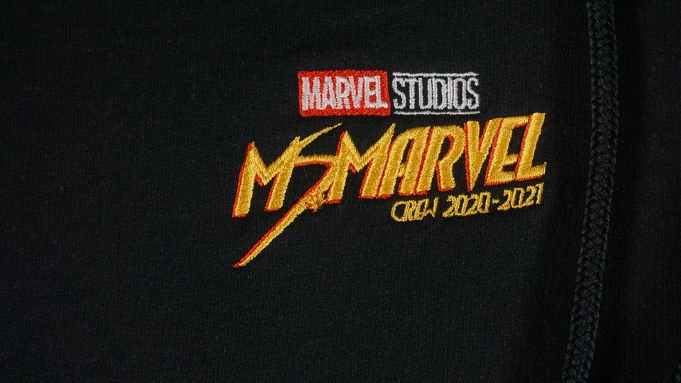 Sudadera con Capucha Ms Marvel Para Hombre Grande Marvel Studios Negra Crew 2020-21 Bordada Promo Foto 2 de 4