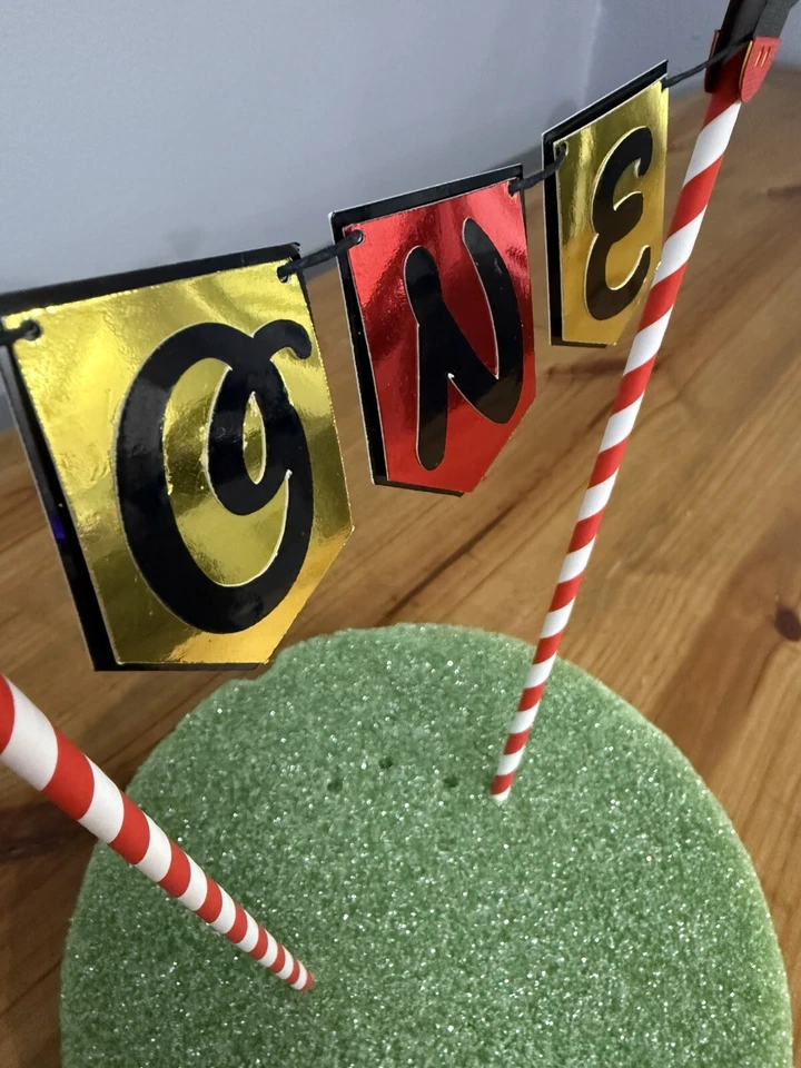 Estandarte adorno de pastel de cumpleaños Mickey inspirado en Disney "UNO" espejo rojo y dorado Foto 3 de 3