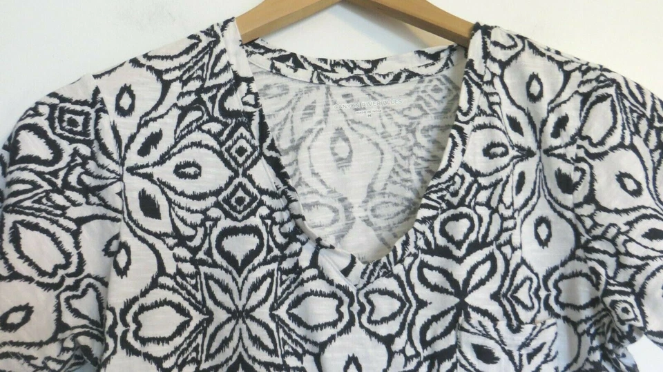 Camisa Canyon River Azul Mujer Mediana Negra Blanca Patrón Usable Arte Cuello en V Foto 2 de 4