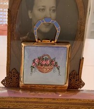 PRETTY! Antique BASKET of FLOWERS Hand Painted ENAMEL GUILLOCHE Compact LA MODE!