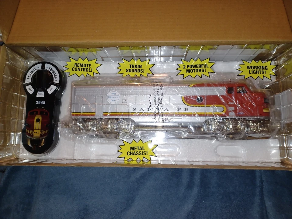 Menards O Gauge POWERED Santa Fe F3 Diesel Locomotive - WAR BONNET - Version 4.5 - Image 2 of 4