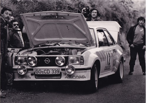 OPEL ASCONA RALLYE AUTO Nr.12, MOTORHAUBE & KOFFERRAUM OFFENES FOTOGRAFIE.