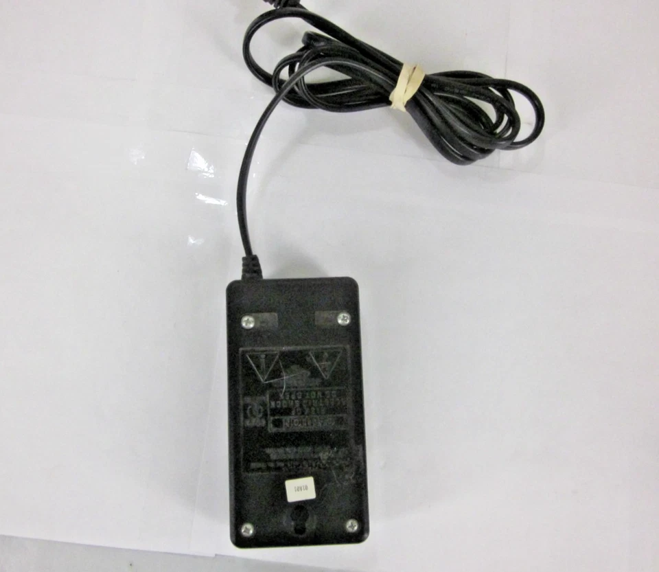 Radio Shack Signal Amplifier UHF VHF FM 15-1108 117 VAC 60Hz 3w - Image 4 of 4