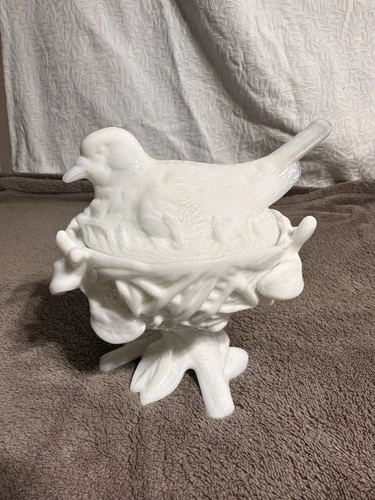 Westmoreland 1940s VTG Milk Glass Dove Robin Bird on Nest Covered Candy Nut Dish