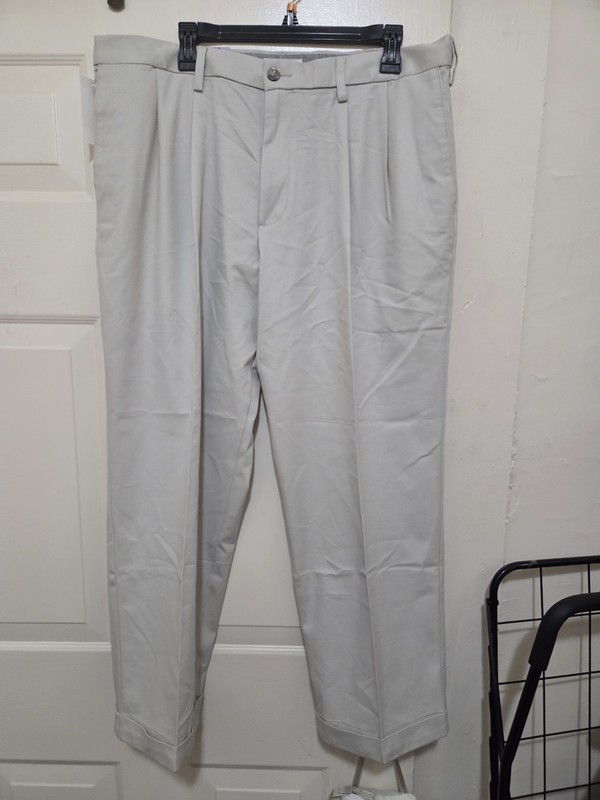 Men's DOCKERS Comfort Khaki Relaxed Fit & Pleated Size W38/L29