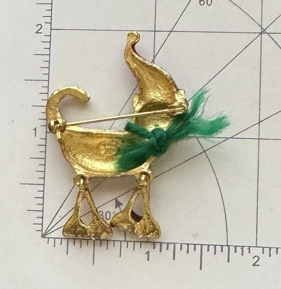 Cat w/ Santa’s hat Enamel on gold tone metal brooch - Image 2 of 4