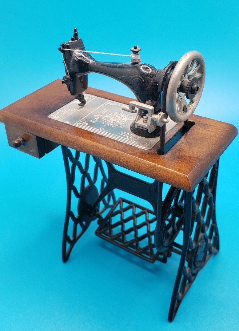 Vintage Mini Nähmaschine Für Puppenhaus 1:12 - Holznähmaschine Als Dekoration Für Barbiehaus & Miniaturmöbel