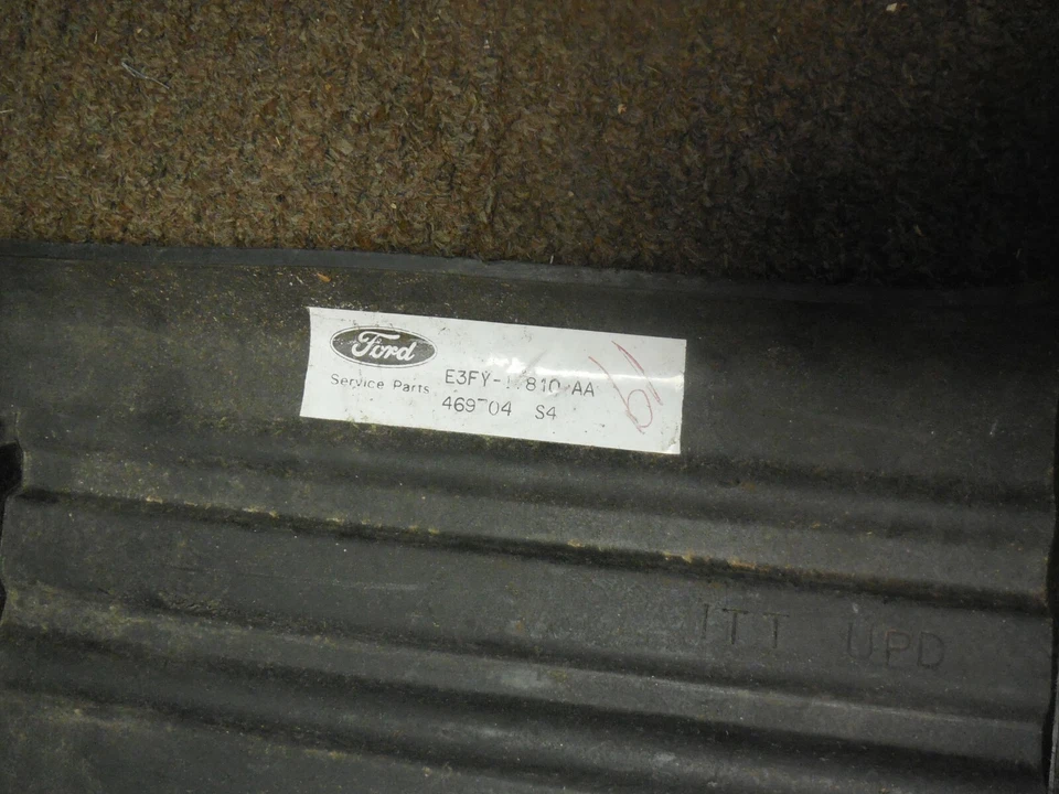 Extensión de parachoques trasero derecho Ford Escort 1983 nuevo de lote nuevo e3fy-17810-a Foto 3 de 4