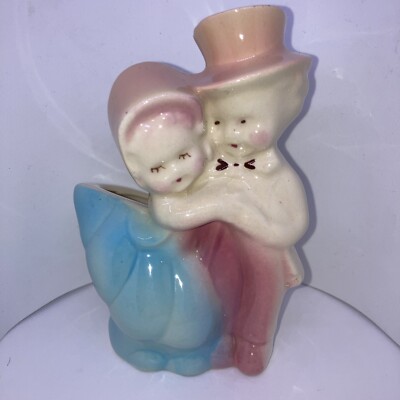  VINTAGE 1940S SHAWNEE VICTORIAN COUPLE BOY GIRL DANCING HUGGING PLANTER VASE
