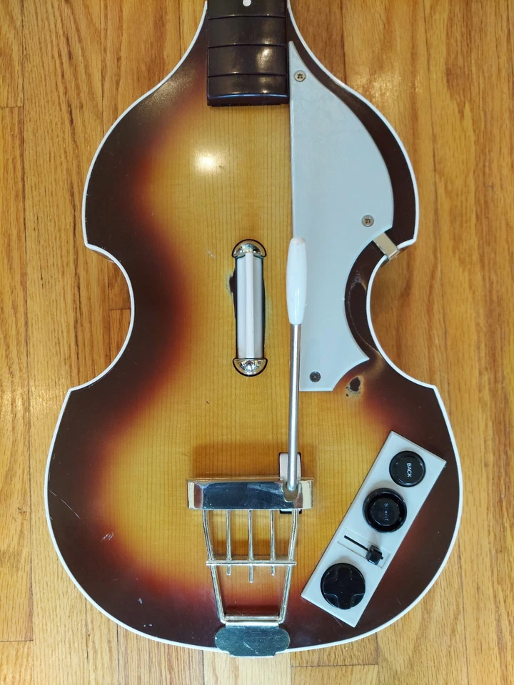 Controlador de guitarra Rock Band Hofner Xbox 360 con correa y juego Beatles Foto 2 de 4