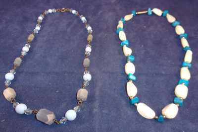 Zwei (2) Vintage Damen oder Damen Modeschmuck Choker Halsketten / Halsbekleidung