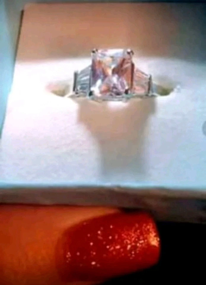 Anillo de compromiso con 3 piedras de circonita cúbica y tamaño incorporado. Brilla en luz Foto 2 de 4