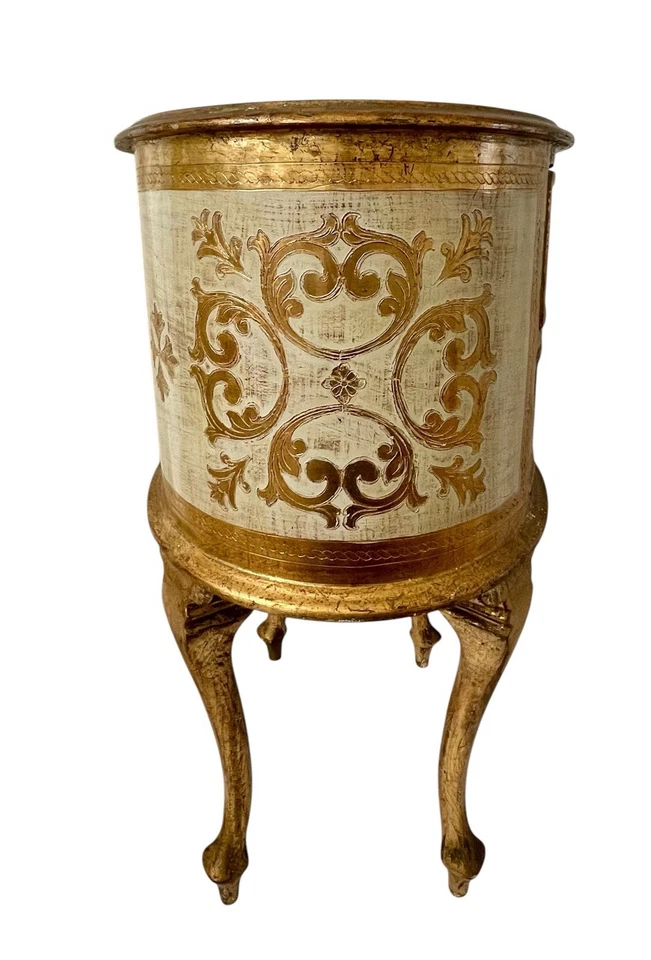 Mesita de noche italiana florentina ovalada dorada vintage dorada y blanca. Mediados del siglo XX. Foto 2 de 4