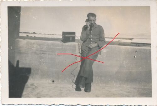Nr.23978 Foto  Deutscher Soldat mit Feld Telefon  - Afbeelding 1 van 2