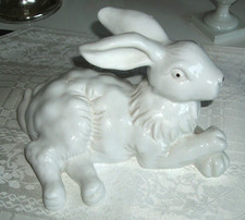 weißer Hase / Kaninchen, liegend aus Porzell...