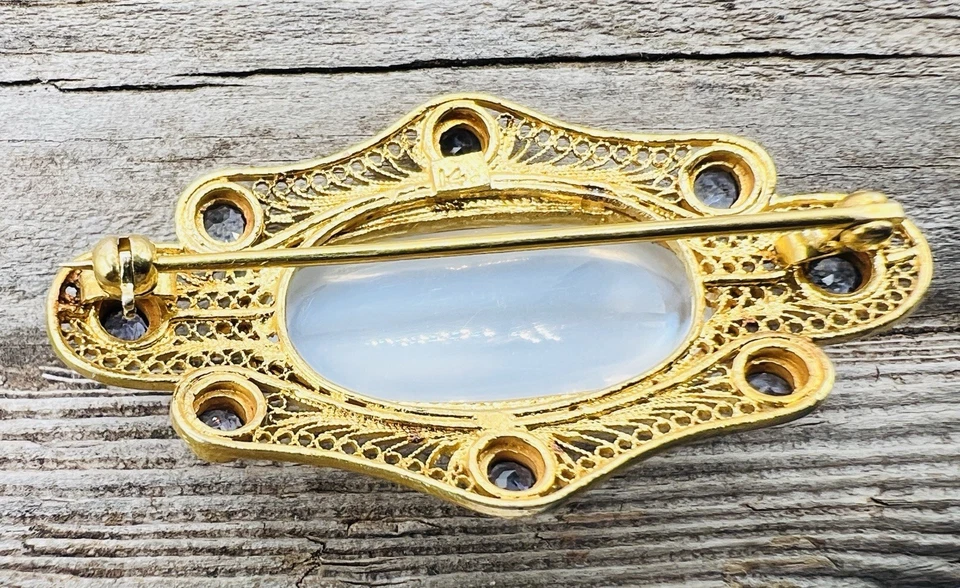 Broche vintage de filigrana de oro amarillo de 14 quilates con piedra lunar y zafiro azul Foto 4 de 4
