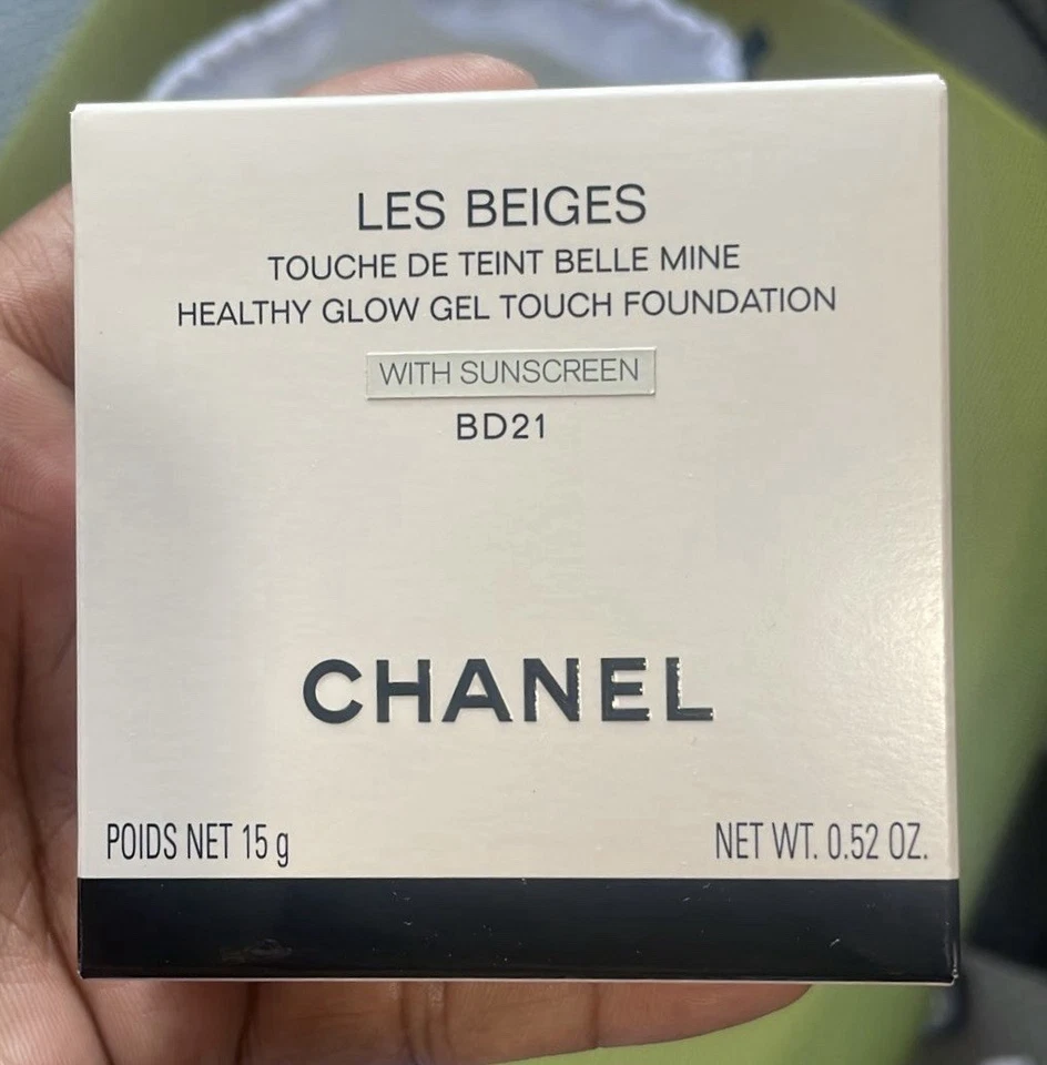 CHANEL Les Beiges Healthy Glow Gel Touch Cushion Powder Foundation SPF 25 / PA++ - Image 2 of 4
