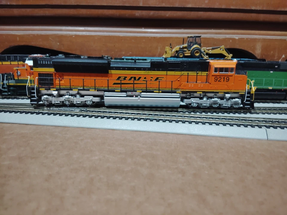 HO Walthers BNSF SD70ACE DCC And SOUND - Image 2 of 4