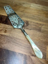 ANTIQUE GERMAN SILVER TARTLET SLICE WITH MOTHER OF PEARL HANDLE