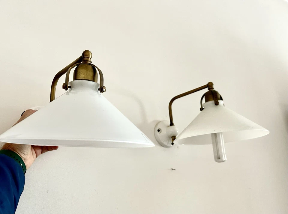 Coppia Applique da Parete Ottone e Vetro Opalino Bianco Vintage Anni 80 - Immagine 2 di 4