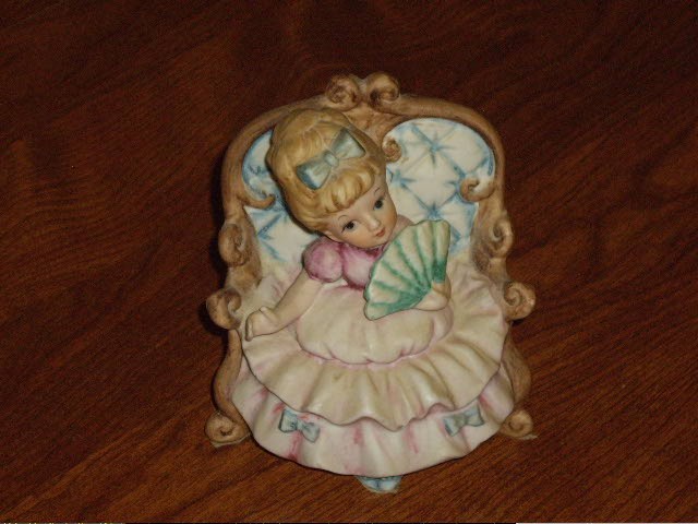 VINTAGE YOUNG GIRL SITTTING IN DECORATIVE ARMCHAIR FIGURINE 60 70'S 4.5 x 3 3/4
