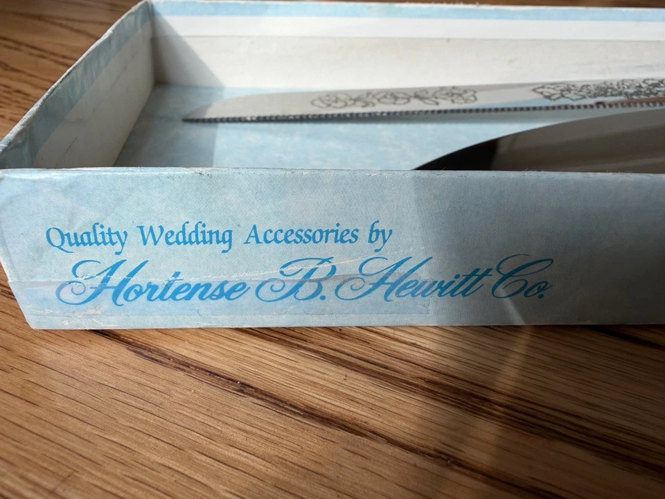 Juego de cuchillos y servidores para pasteles de boda de colección de Hortense B. Hewitt Co. Foto 2 de 2