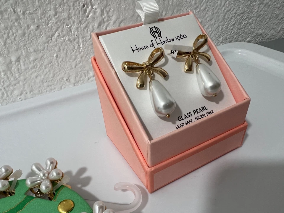 Juego de pendientes colgantes y pinzas para el cabello House of Harlow coqueta tono dorado con lazo y peal sintético Foto 4 de 4