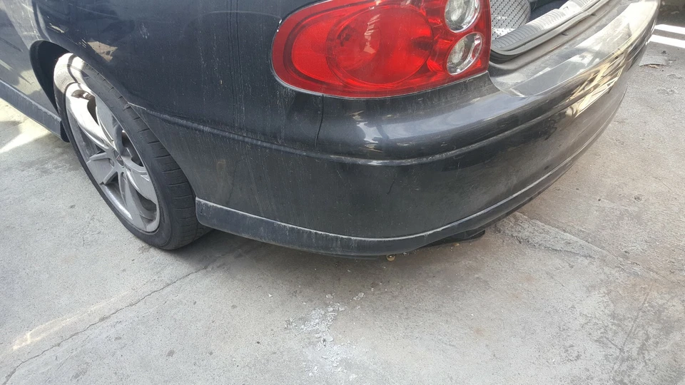 Parachoques trasero Pontiac GTO 2004 en negro este es 04 escape único  Foto 3 de 4