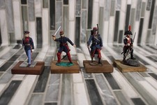 VINTAGE LOT OF 4 LEAD SOLDIERS ON PLATFORMS