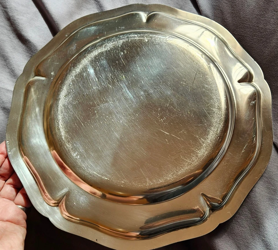 RENEKA : plat rond en métal argenté - Modèle à filets contour chantourné - Photo 3/4