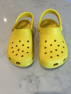 Crocs classic womens size 6/ Men s Size 4 Yellow