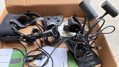 Oculus Rift- Virtual Reality Headset, 2 Sensors, 2 Controllers, X-Box Controller