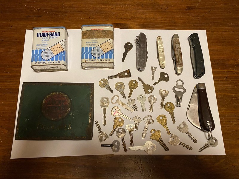 Vintage Keys, Tins, Pocket Knives 