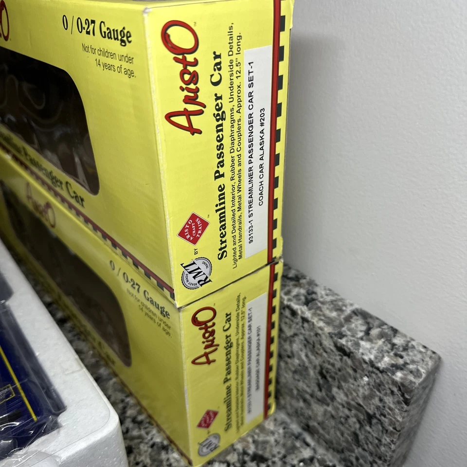 RMT 93133-1 O Alaska Streamliner Passenger Baggage & Coach Car (Set of 2) - Image 3 of 4