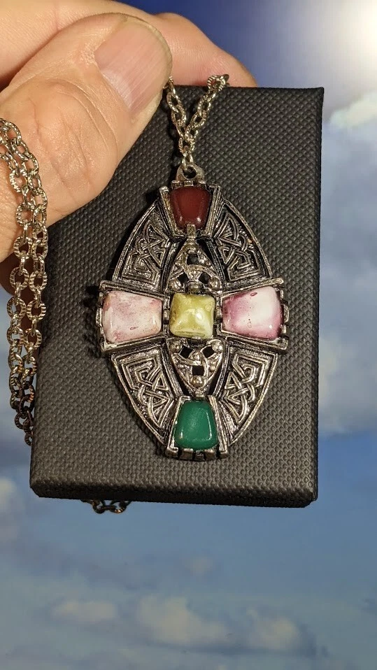 Colgante vintage de ágata de vidrio celta, en caja. 58x35mm. Longitud de cadena 56 cm Foto 4 de 4
