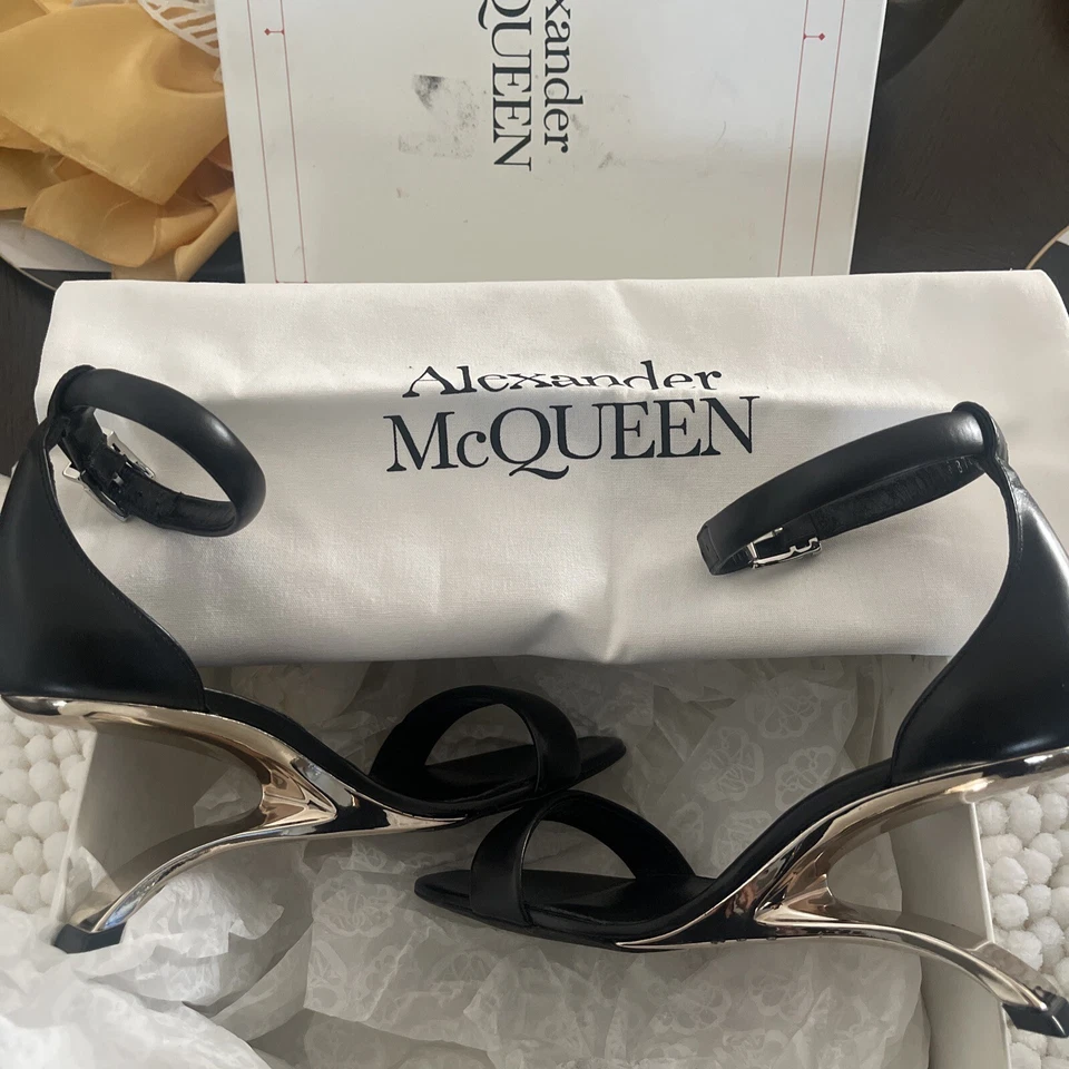 Кожаные черные сандалии Alexander McQueen 36 с дуговым ремешком на лодыжке - Изображение 2 из 4