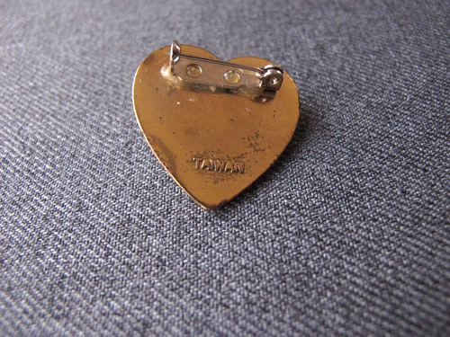 Vintage pearly cabochon plastic heart pin & free form mother of pearl pendant - Picture 9 of 11