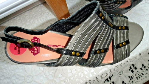 Preciosa sandalia italiana Fornarina 100 % cuero caqui y negra talla UK 3 RRP £144 - Imagen 3 de 11