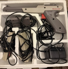 Juego de acci&oacute;n Nintendo Entertainment System NES consola en caja Zapper 2 mandos